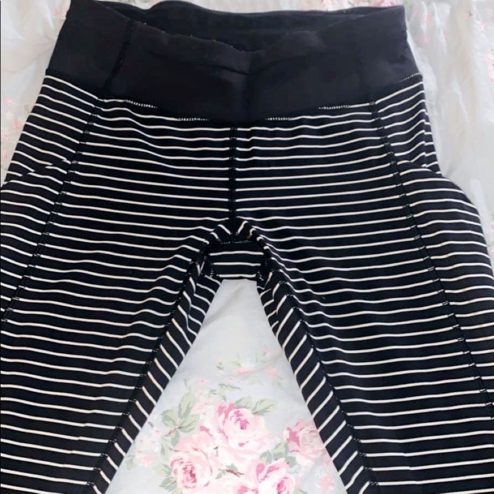 LuluLemon Size6 Black & White striped 7/8 leggings